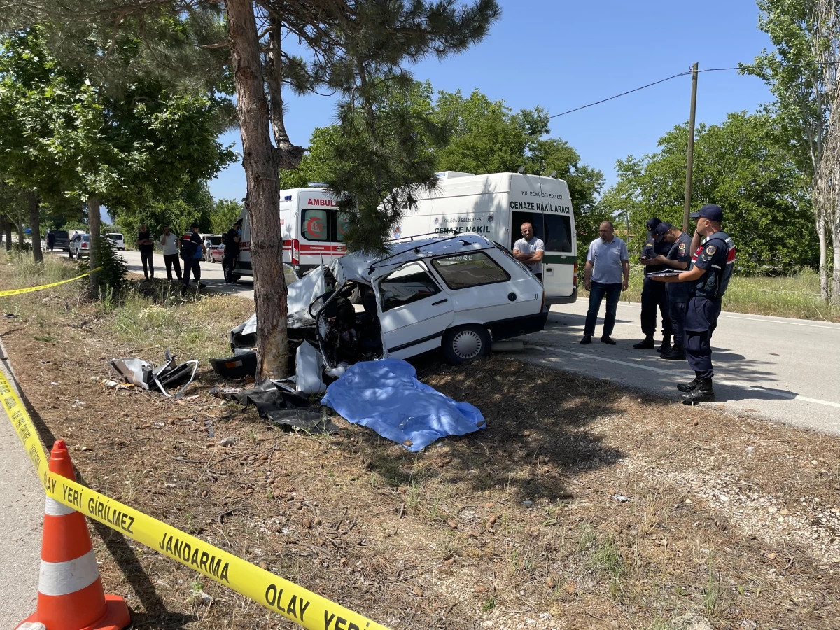 Isparta\'da ağaca çarpan otomobilin sürücüsü öldü