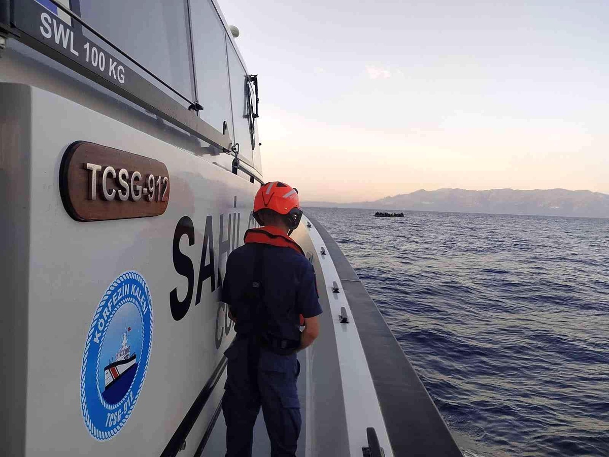 İzmir açıklarında 62 düzensiz göçmen kurtarıldı