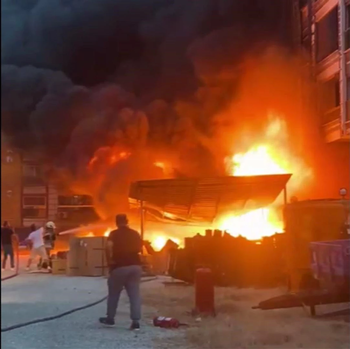 İzmir\'de akaryakıt istasyonu yakınında korkutan yangın