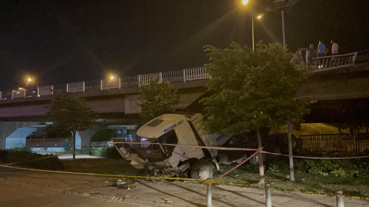 İzmir\'de karşı şeride geçen kamyonun karıştığı kazada 1 kişi öldü, 5 kişi yaralandı