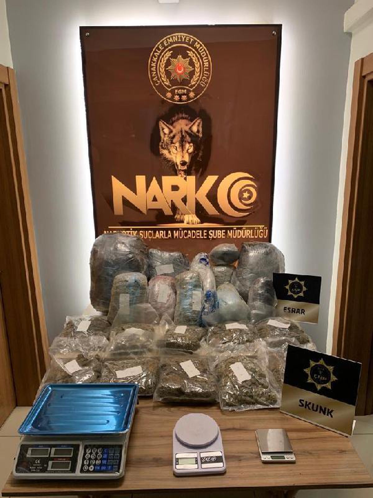 Mardin\'den Çanakkale\'ye 25 kilo uyuşturucu kargosuna 3 tutuklama