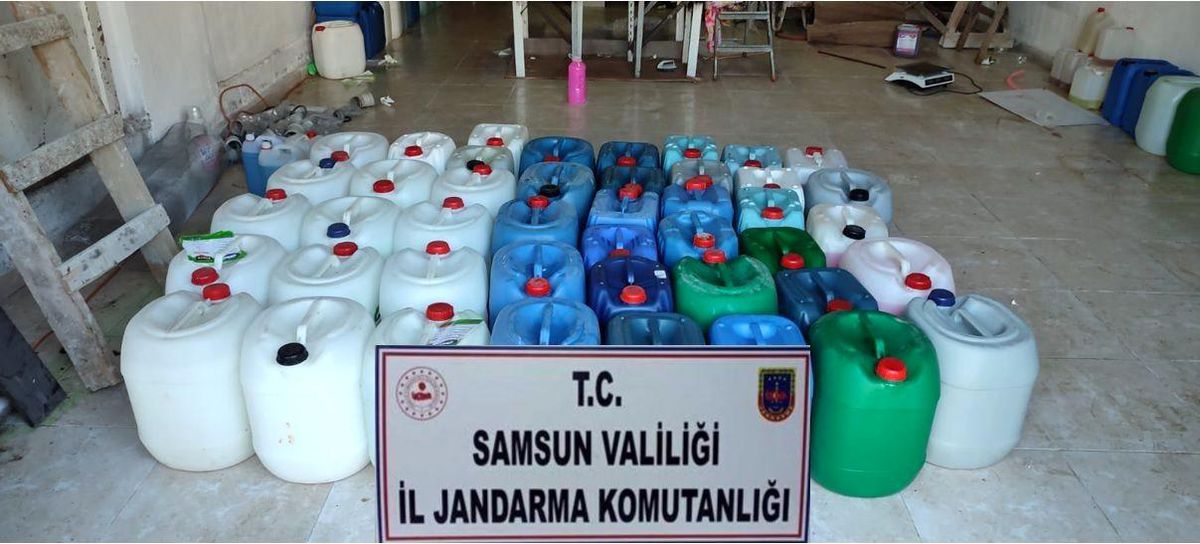 Merdiven altı 2 bin 961 litre kimyevi sıvı ele geçirildi