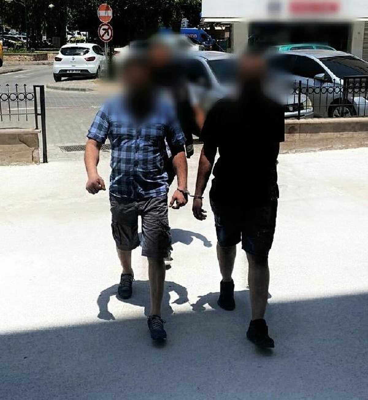 Otomobilde uyuşturucuyla yakalanan 3 kişi tutuklandı