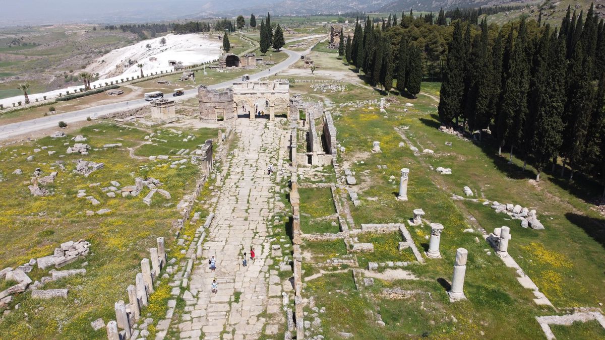 Pamukkale\'ye 2022\'nin ilk 5 ayında 431 bin turist geldi