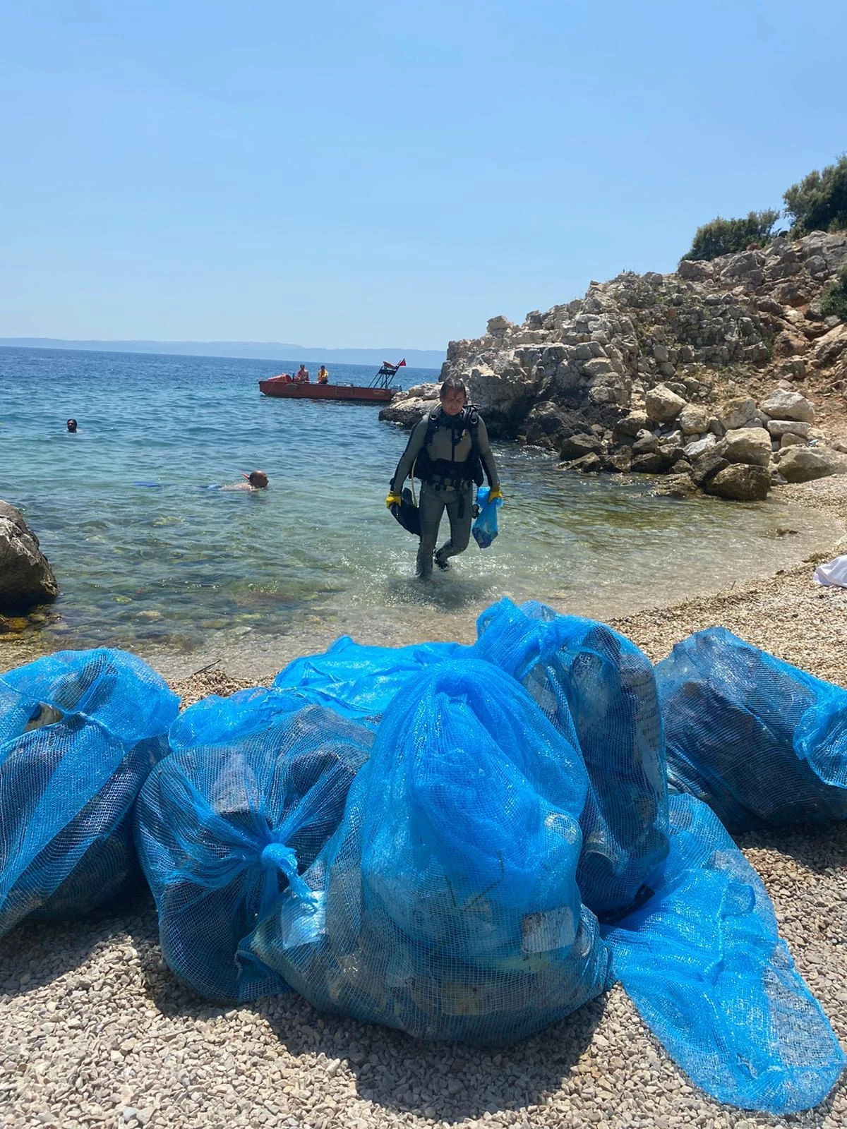 Saros Körfezi\'nde dip temizliği yapan dalgıçlar denizden plastik atık topladı