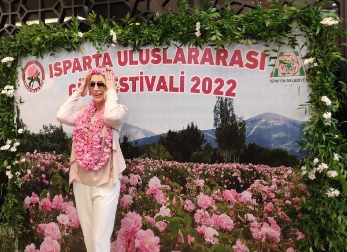 Seda Sayan, Uluslararası Gül Festivali\'nde konser verdi