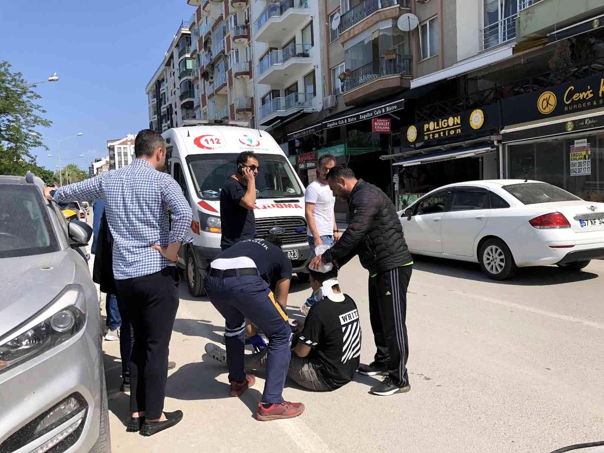 Sinop\'ta motosikletten düşen kurye yaralandı
