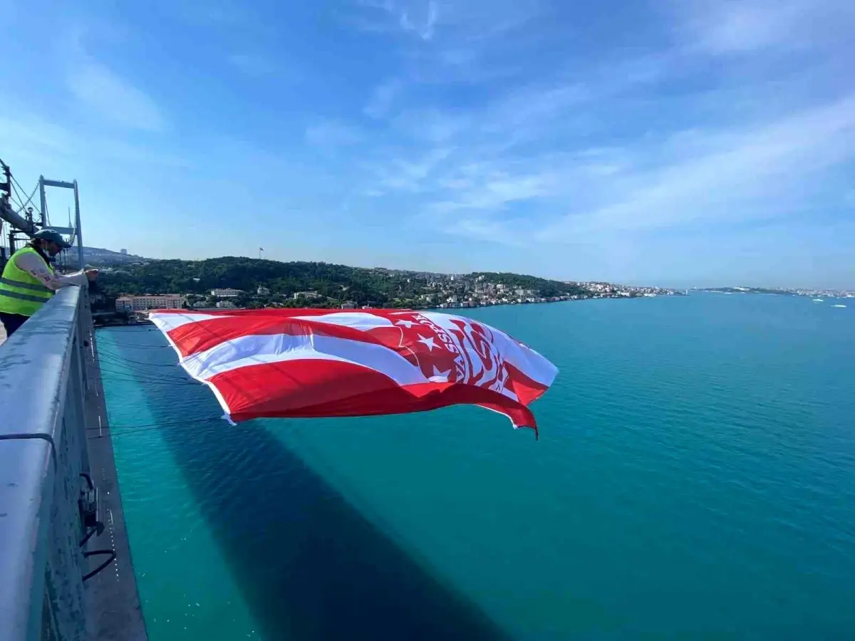 Sivasspor'un bayrağı 15 Temmuz Şehitler Köprüsü'ne asıldı