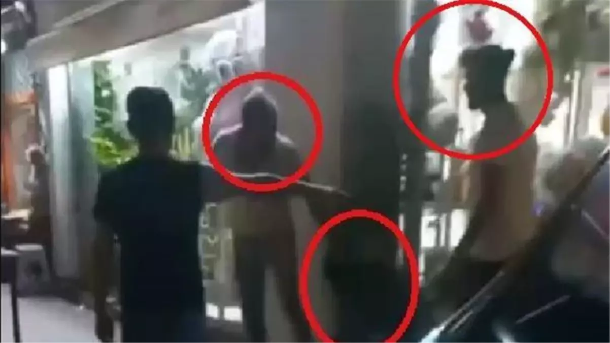 Caddenin ortasında karısını döven adam yoldan geçen bir genç tarafından engellendi!