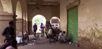 Sudan'da 'sokak manikürcüleri' hala tercih ediliyor