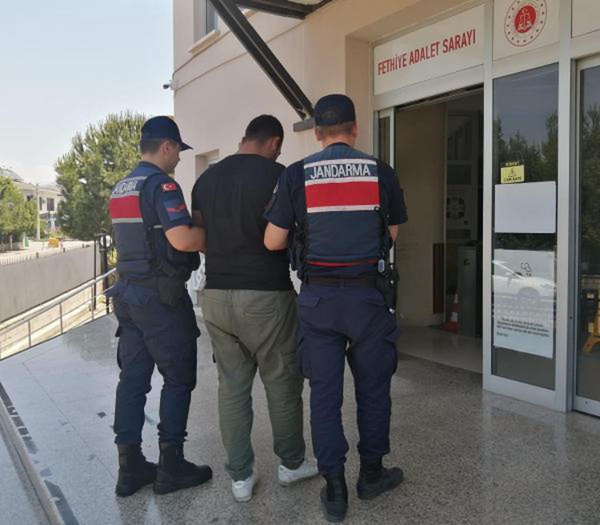 15 yıl hapisle aranıyordu, saklandığı evde yakalandı