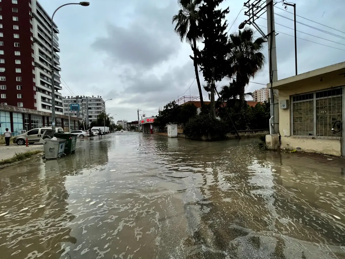 Adana\'da su borusunun patlamasıyla asfalt yolun sökülmesi güvenlik kamerasında