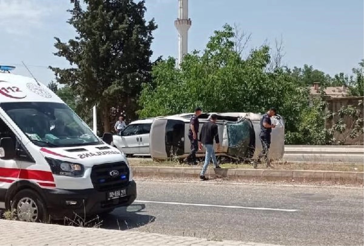 Adıyaman\'da lastiği patlayan otomobil devrildi: 3 yaralı