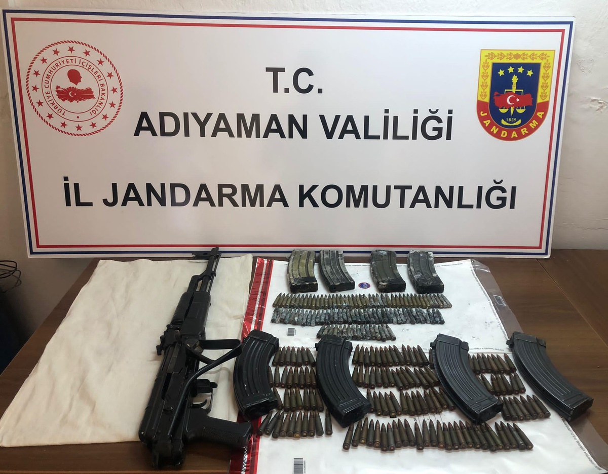 Adıyaman\'da teröristlere ait silah ve yaşam malzemeleri ele geçirildi