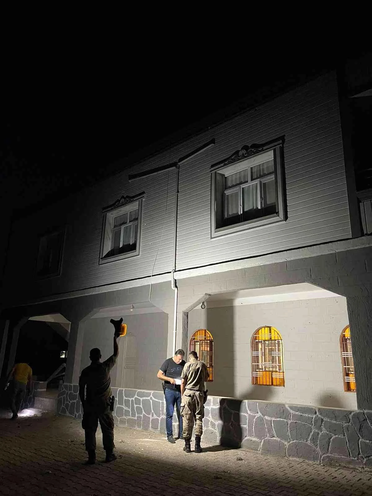 ŞANLIURFA - AK Parti Şanlıurfa Milletvekili Ahmet Akay\'ın köydeki evine silahla ateş açıldı