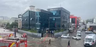 Ankara'da sağanak; yolu su bastı, minibüstekiler iş makinesiyle kurtarıldı (2)