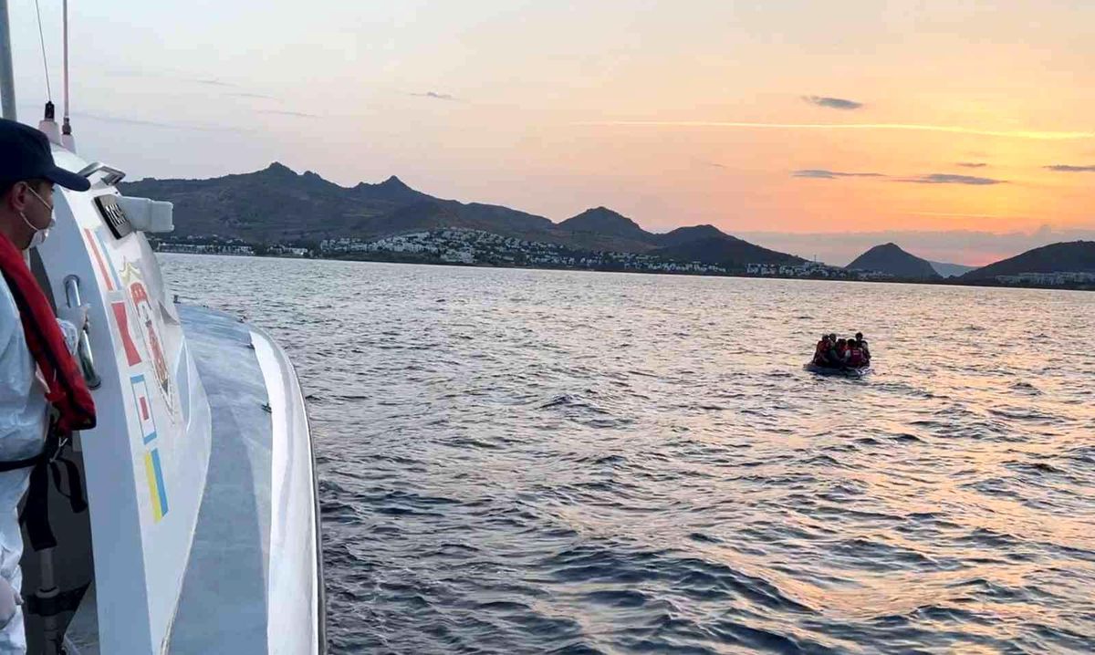 Bodrum\'da 16 düzensiz göçmen kurtarıldı, 14\'ü yakalandı