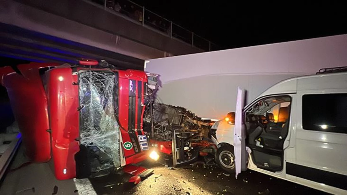 Bolu Dağı\'nda kamyon, tır, minibüs, arazi aracı birbirine girdi! Araçların hurdaya döndüğü zincirleme kazada 12 kişi yaralandı