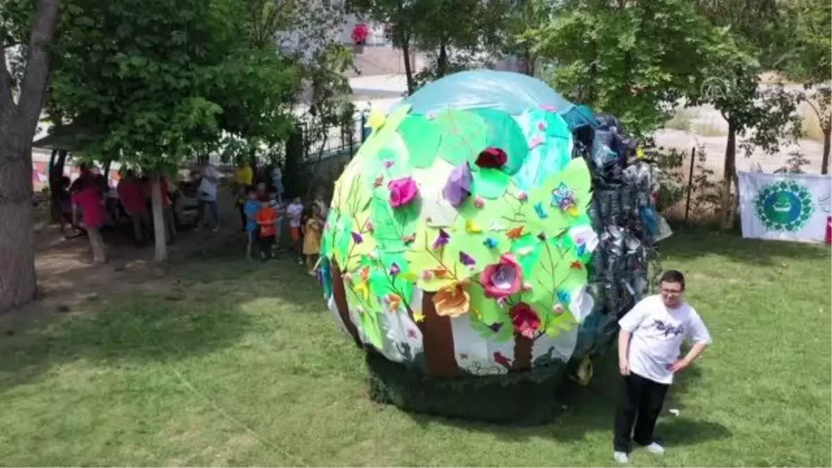 Çevreden topladıkları atıklarla 4 metre çapında dünya küresi tasarladılar