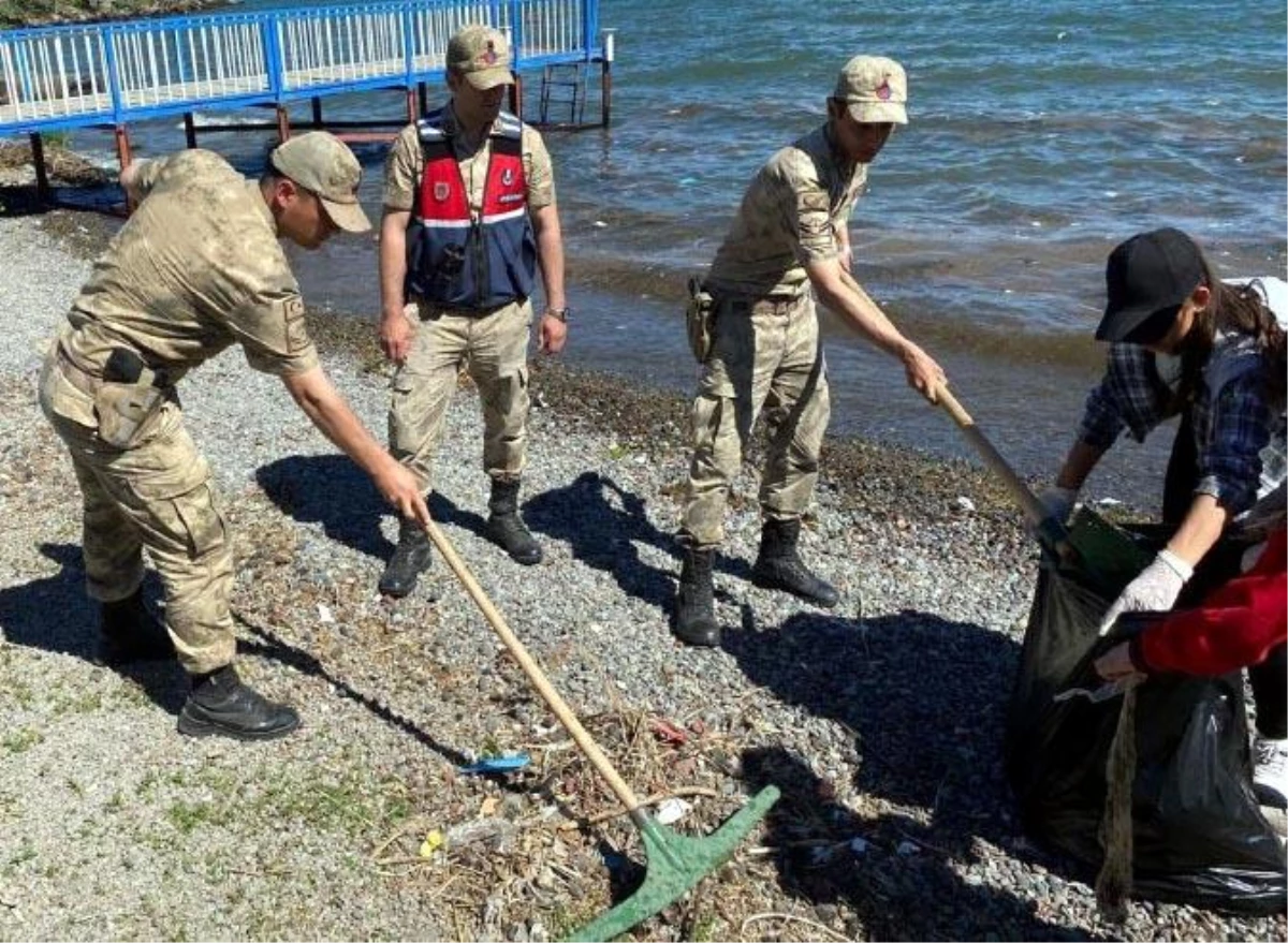 Çıldır Gölü\'nde "Türkiye Çevre Haftası" kapsamında çevre temizliği yapıldı