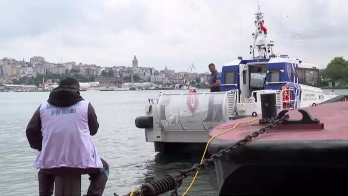 Engelliler, polis dalgıçlarla Haliç'e dalarak su altında atık topladı