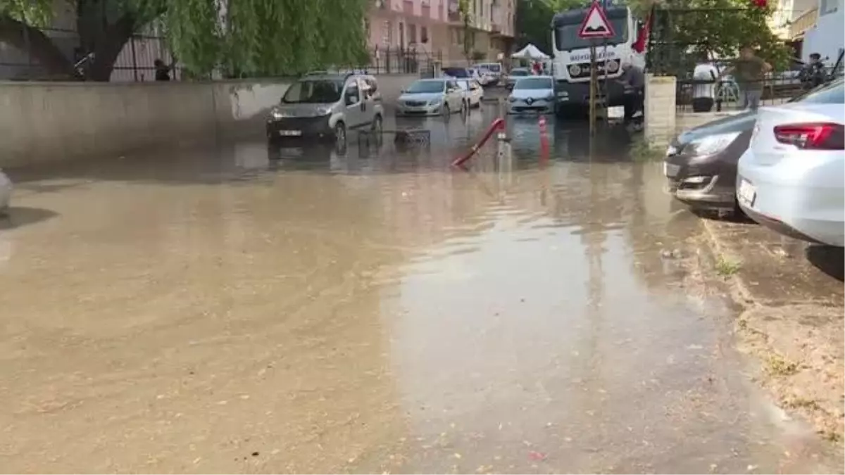 Etkili sağanağın ardında cadde ve sokaklarda temizlik çalışmaları sürüyor