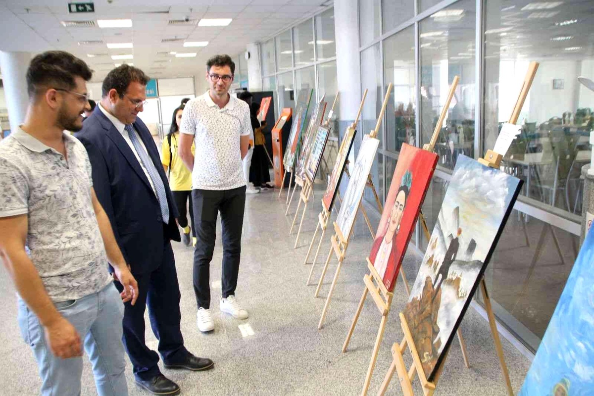 Genç kursiyerlerin tabloları sergilendi