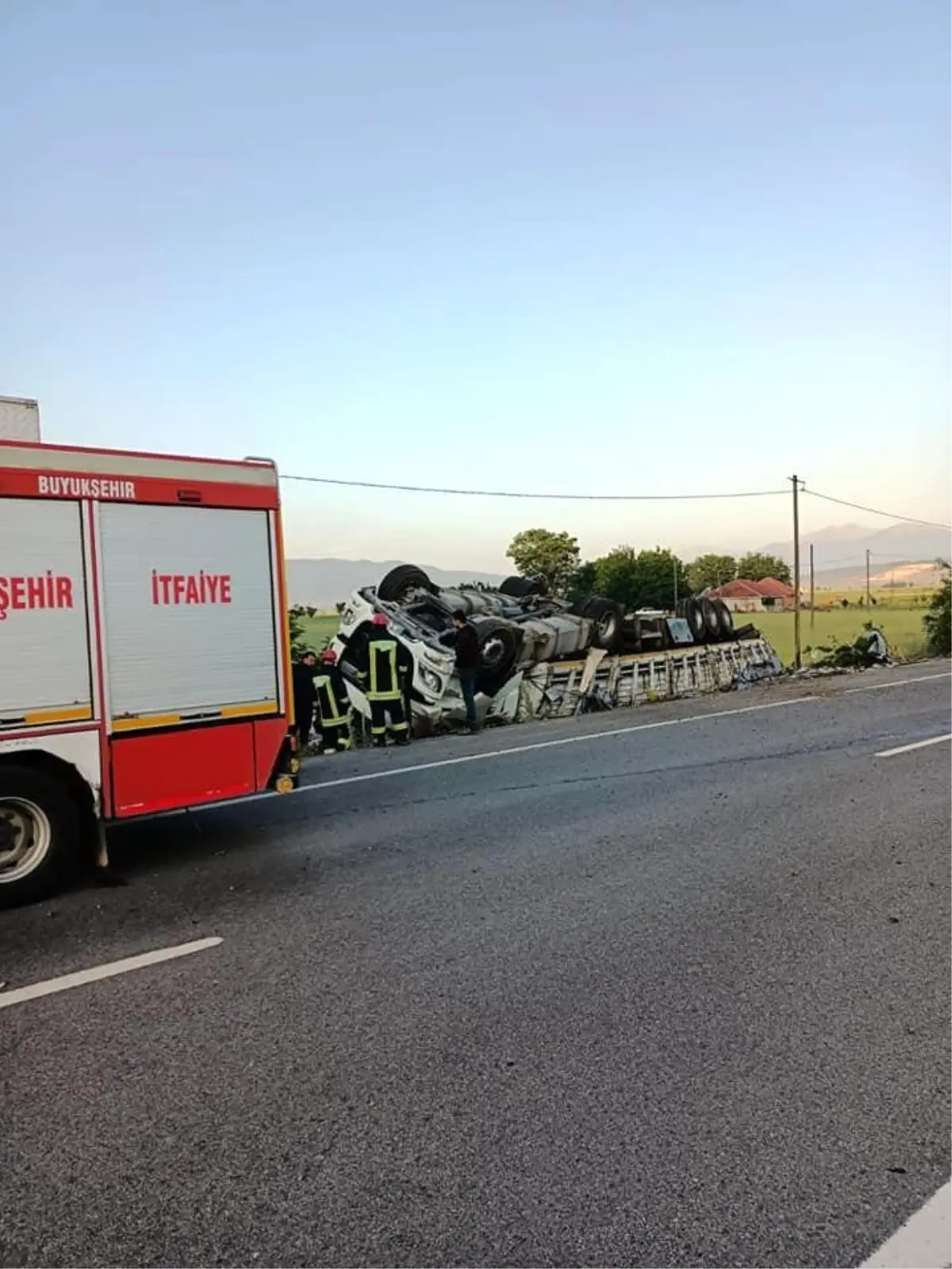 İçecek yüklü tır şarampole devrildi: 1 yaralı