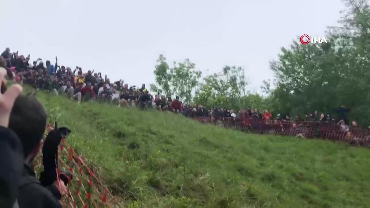 İngiltere'de 600 yıllık gelenek: Peynir yuvarlama yarışması