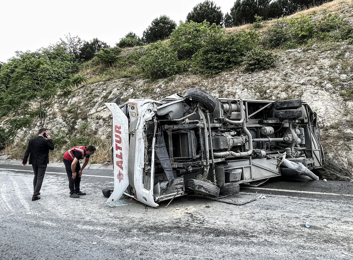 İstanbul'da devrilen servis otobüsündeki 6 kişi yaralandı