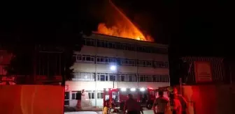 İZMİR'DE OKUL ÇATISINDA YANGIN