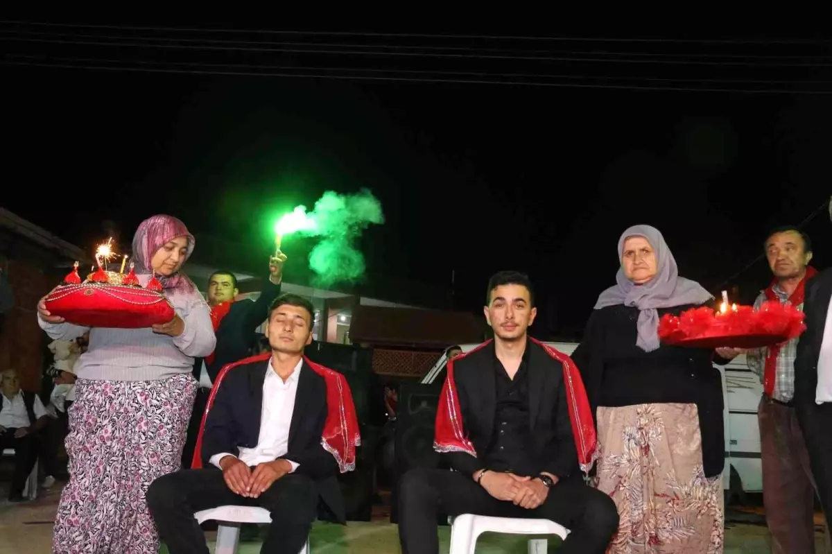 Karaörenli 'Kınalı Kuzular' askere uğurlandı