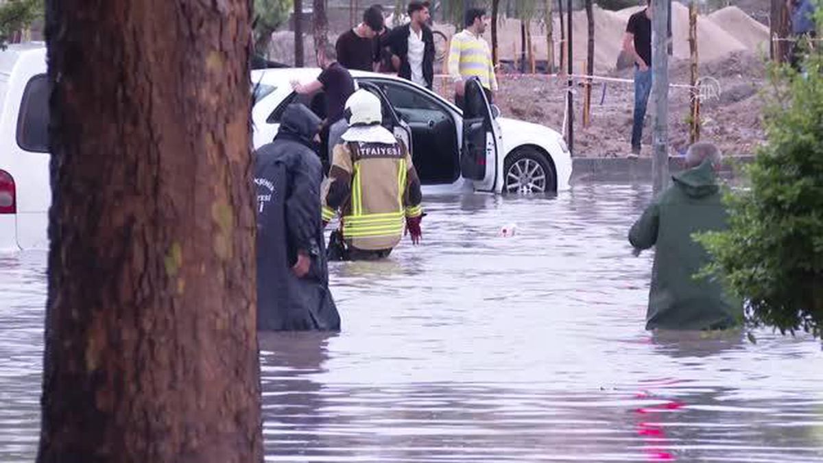 Keçiören'de etkili sağanak nedeniyle su baskınları yaşandı