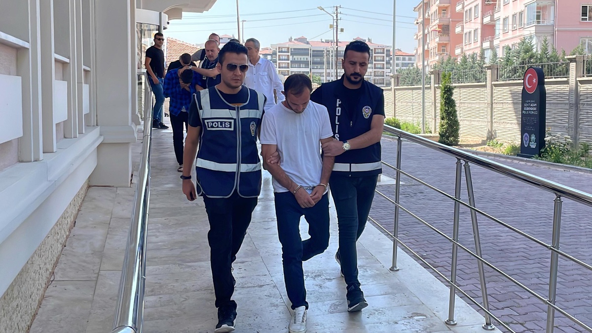 Konya\'da hırsızlık şüphelileri, çaldıkları ikinci çelik kasayı açamadan yakalandı