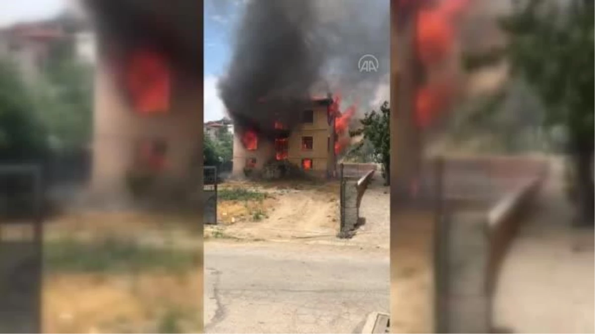 Kullanılmayan ahşap ev yandı