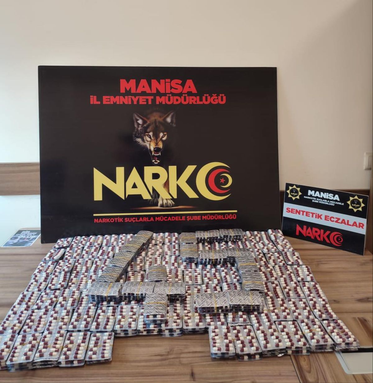 Manisa\'da durdurulan otomobilde 6 bin 706 uyuşturucu hap bulundu
