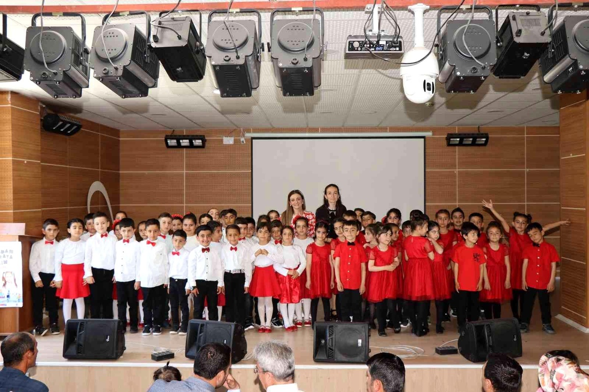 Minik yüreklerden yıl sonu gösterisi