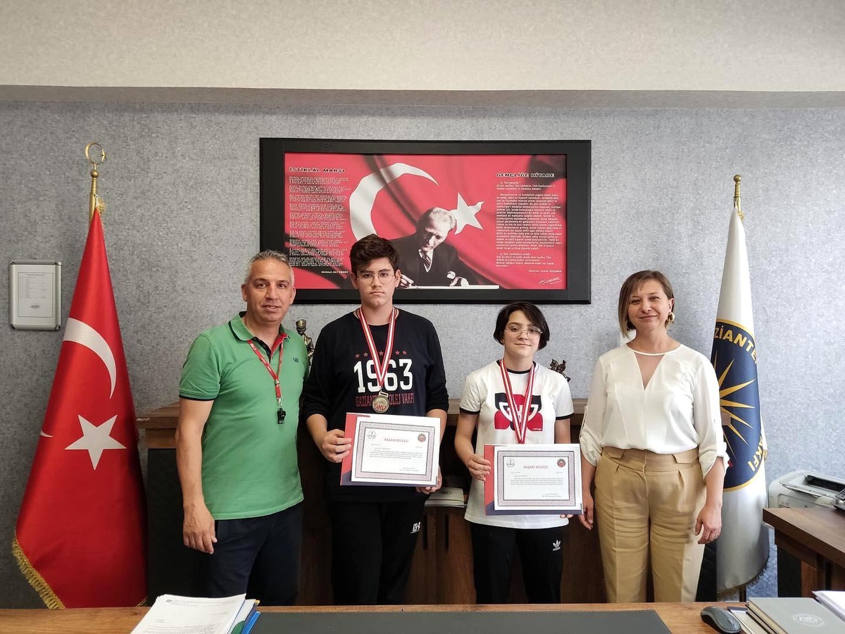 Ortaokul öğrencilerinden yüzme başarısı