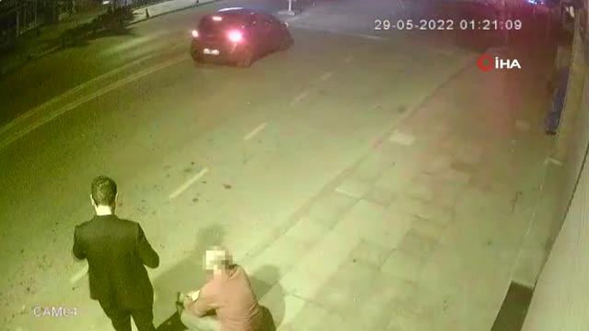 Silivri'de yol ortasında havai fişek patlattılar...O anlar kamerada