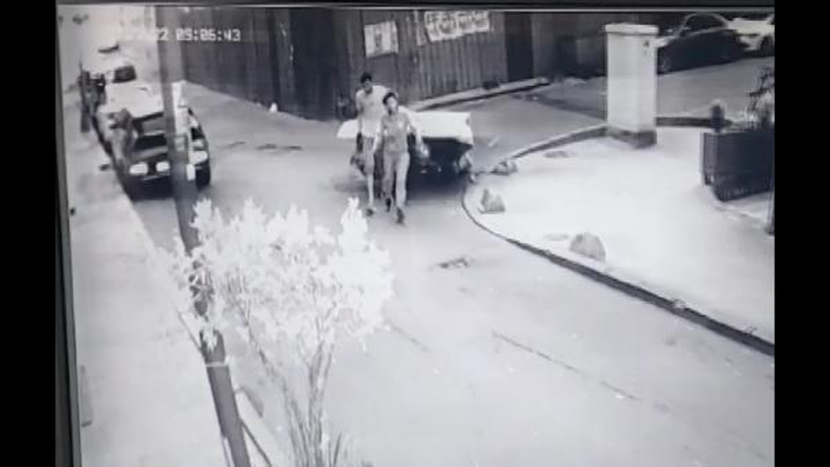 Şişli\'de çaldıkları motosikleti çekçek arabası ile taşıdılar