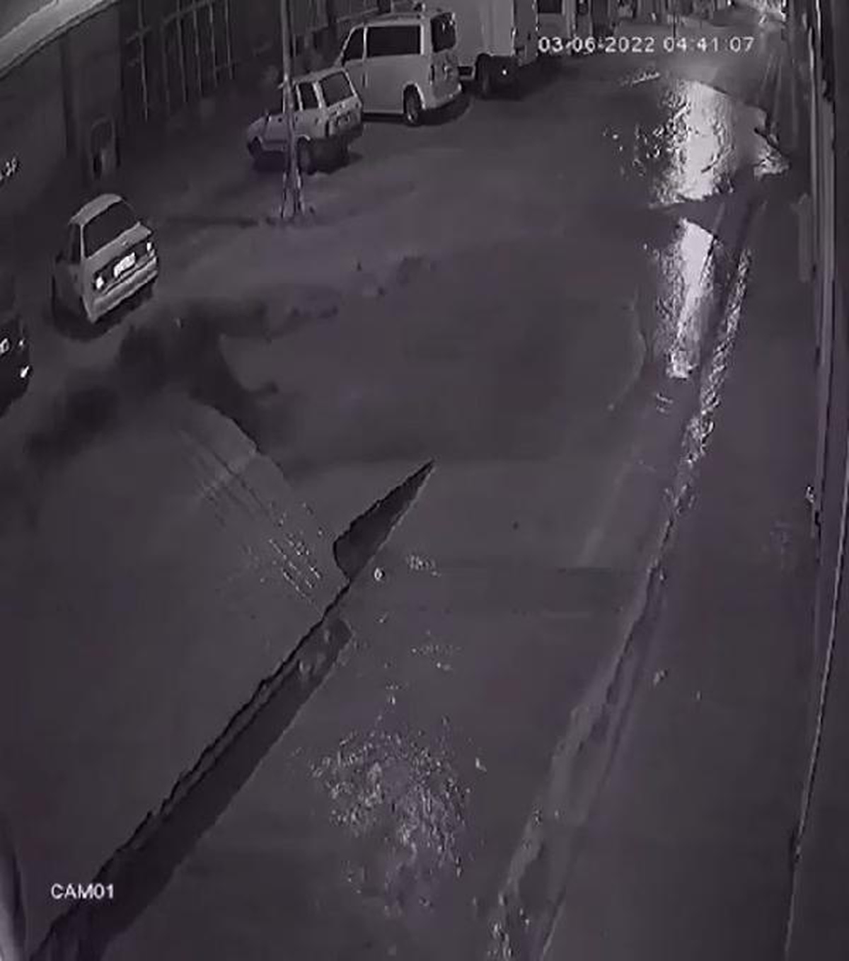 Su borusu patlayınca yol yarıldı; o anlar kamerada