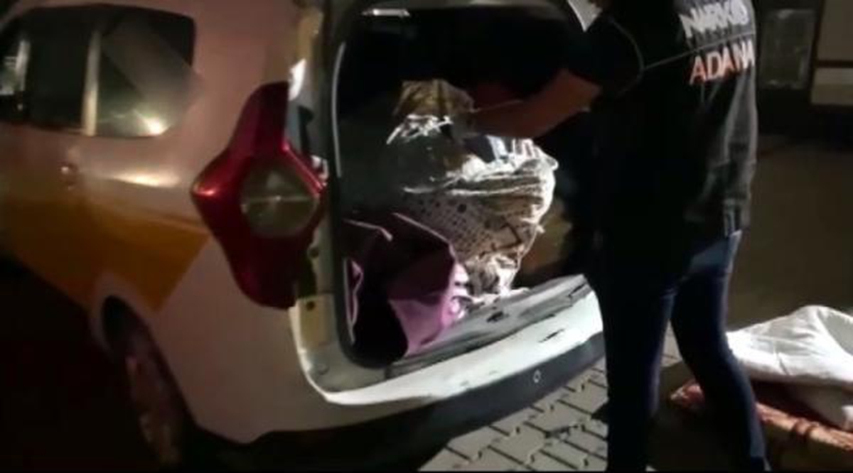 Takside yorgan ve kilimlerin arasındaki 15 kilo uyuşturucuyu \'Aşil\' buldu