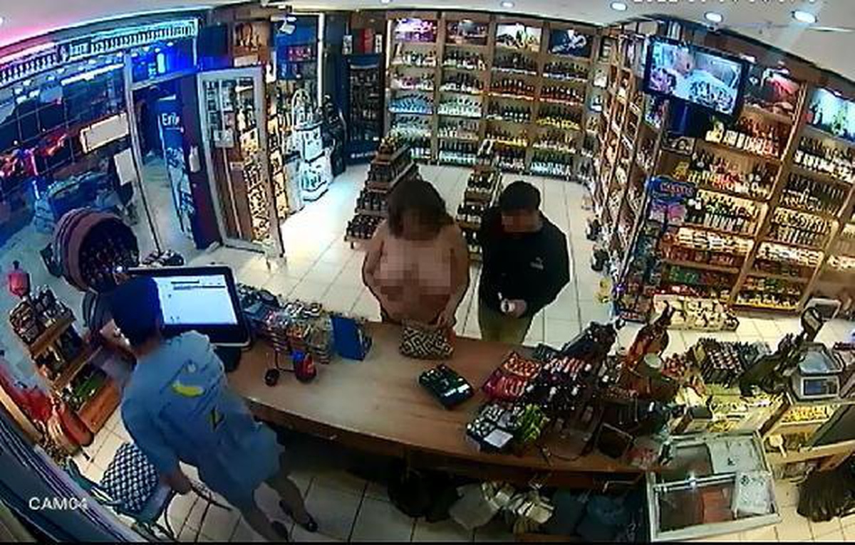 Tekel bayisine yarı çıplak giren kadına gözaltı