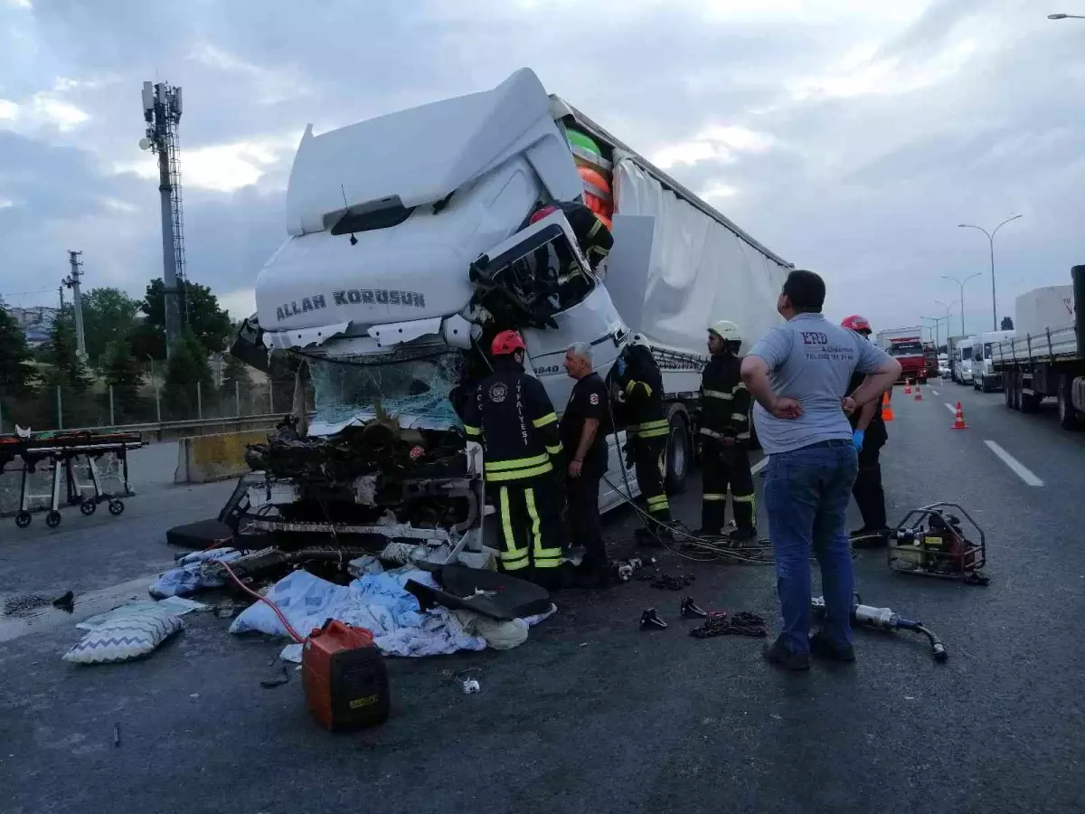 TEM'de sürücüsü uyuyan tır, başka tıra arkadan çarptı...Sıkışan sürücüyü kurtarmak için seferber oldular