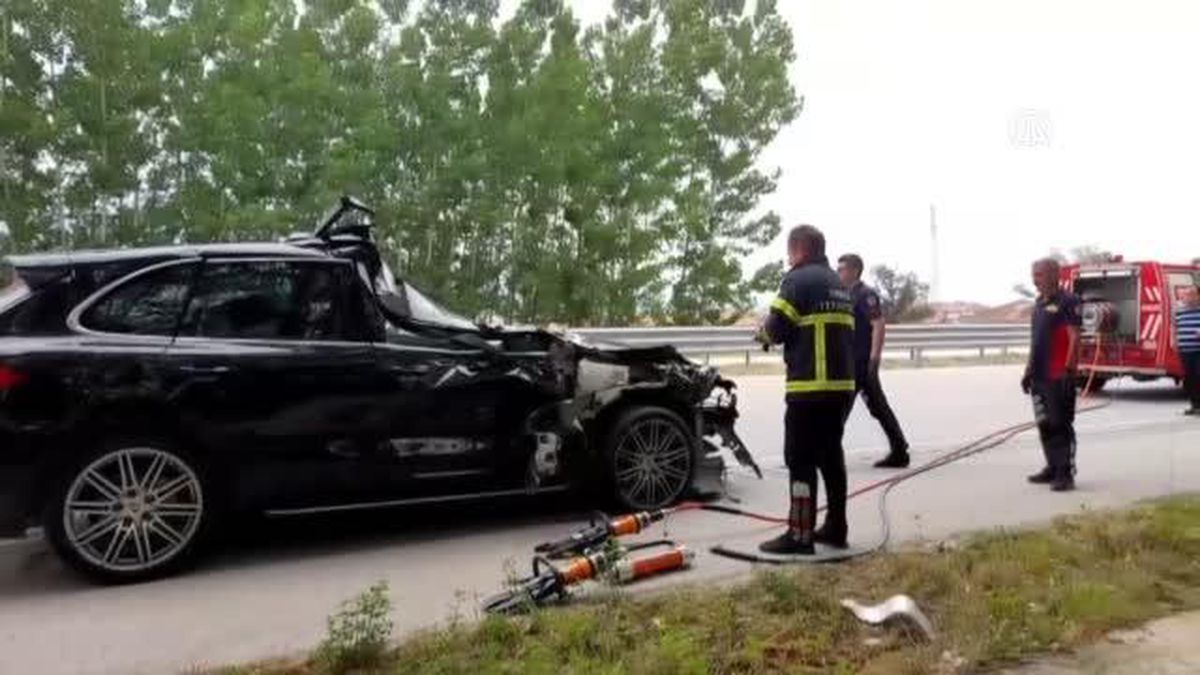 Tıra çarpan otomobildeki çift yaralandı