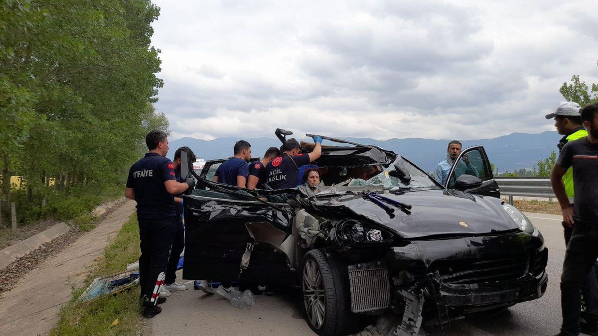 Tokat'ta tıra çarpan otomobildeki çift yaralandı