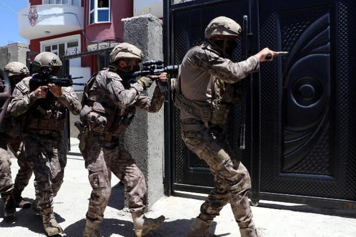 Van\'da evin bodrumunda 24 kaçak göçmen yakalandı