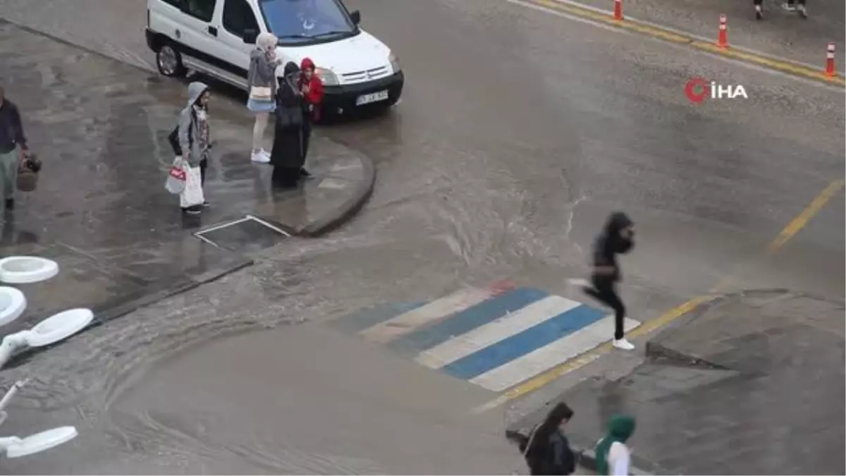 Yağmur sularından kaçan vatandaşların renkli görüntüleri