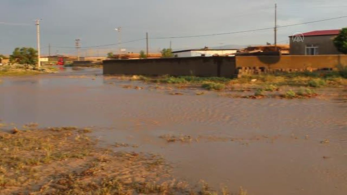 Yunak ilçesinde şiddetli yağış sele yol açtı