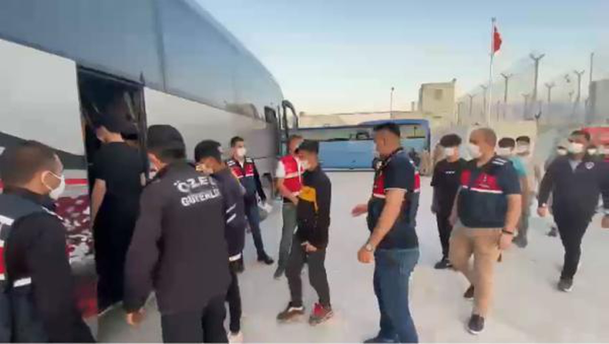 34 BİN KAÇAK GÖÇMEN ÜLKESİNE GERİ GÖNDERİLDİ